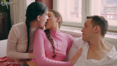 Adorable hotties grant awesome ffm sensations to lucky dude on sofa