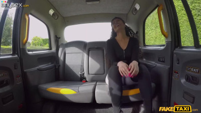 Indian girl Marina blows her taxi driver and gets cumshot on her ass