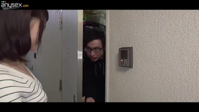 Uncensored Japanese petite MILF creampie on a first date
